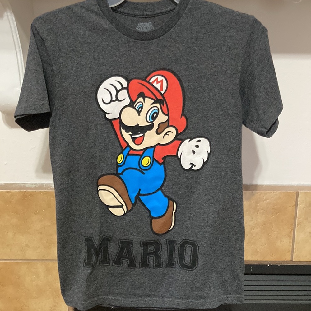 Super Mario Bros Mario Graphic Tee (size S)
